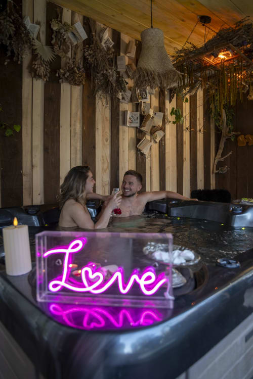 Offrez-vous un séjour bien-être au cœur de la nature, avec accès à un spa 5 places et un sauna infrarouge. Un véritable moment de détente dans un hébergement de charme, idéal pour se ressourcer en couple ou entre amis, loin du stress du quotidien.
