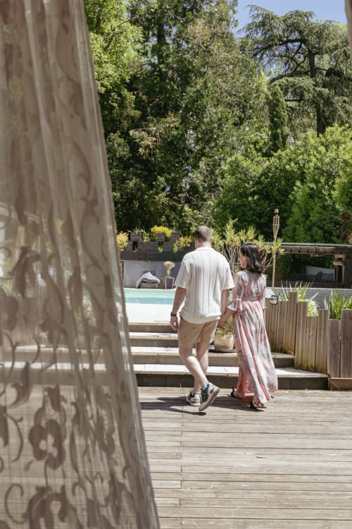 Entre amoureux, offrez-vous une parenthèse insolite et gourmande pour célébrer un anniversaire ou créer de petites surprises romantiques. Un séjour intime et unique, pensé pour des moments inoubliables à deux, dans un cadre charmant et apaisant, près de  Lyon