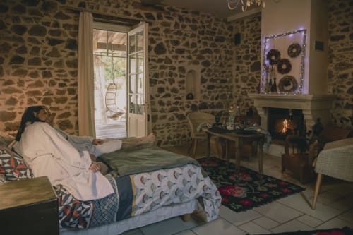 Profitez d’une ambiance douillette et cocooning au coin du feu de cheminée. Un cadre chaleureux qui invite à la détente, parfait pour un séjour bien-être en amoureux, à 1h de Lyon, St Etienne et Clermont Ferrand