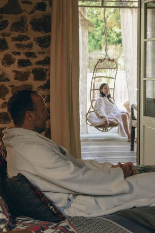 Offrez-vous un séjour romantique dans la Loire, alliant détente, déconnexion et activités variées (vélo, bateau ou rando). Découvrez la richesse culturelle des environs ou profitez d’activités sportives pour une escapade nature à deux. Un cadre idéal pour des vacances au vert, au coeur du Roannais  à moins d'une heure de Vichy