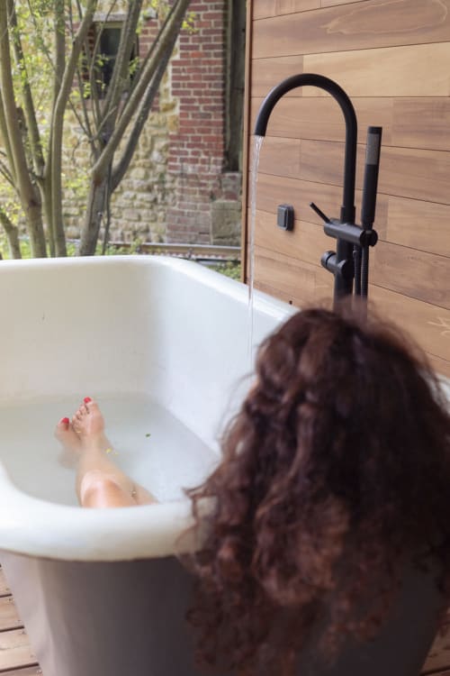 Bain nordique en Normandie. Baignoire vintage sur la terrasse. Pépiite