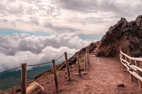 Sentiero di montagna con ringhiere in legno vista panoramica sulle nuvole vicino a Pompei, presso la struttura Ruah Pompei B&B