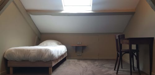 Chambre spacieuse en mansarde à l'hôtel Les Cabines à Houlgate avec lit, bureau, lucarne et accès à la vue mer
