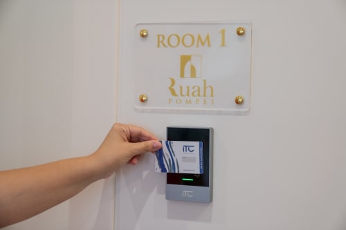 Ospite utilizza la keycard per accedere alla Camera 1 presso il bed and breakfast Ruah Pompei a Pompei