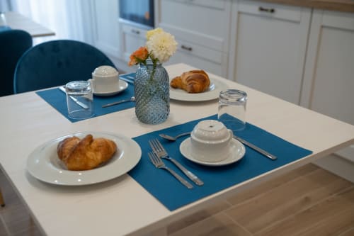Tavolo colazione elegante presso Ruah Pompei B&B a Pompei con cornetti, fiori e raffinata mise en place