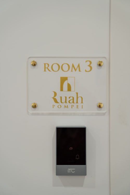 Room 3 door sign at Ruah Pompei bed and breakfast in Pompei with electronic keycard reader below