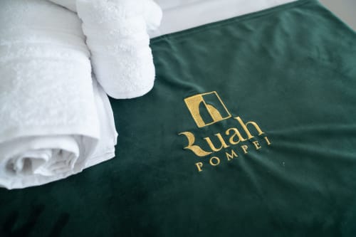 Asciugamano brandizzato Ruah Pompei e amenities nella camera Verde della lussuosa B&B a Pompei, Italia