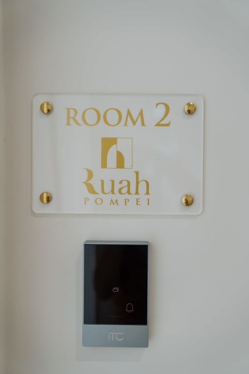 Room 2 door sign at Ruah Pompei bed and breakfast in Pompei with modern digital keypad below