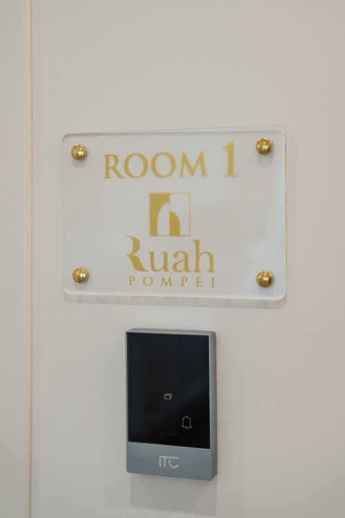 Room 1 door sign at Ruah Pompei hotel in Pompeii with smart lock intercom system
