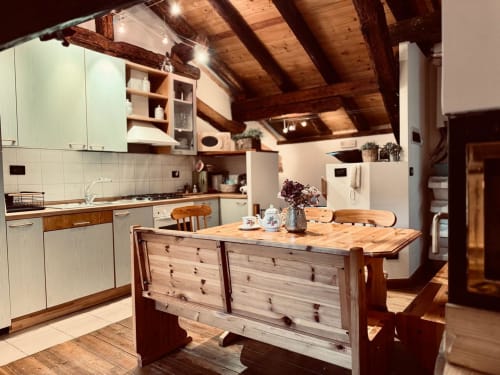 La Tana dell'Orso,splendida struttura Agrituristica appena rinnovata nel centro storico di Forni di Sopra ha degli splendidi terrazzi dove è consentito fumare. Gli appartamenti sono tutti dotati di WeFi fibra super veloce , Smart TV satellitare + Netflix. Inoltre la struttura ha tre parcheggi e consente l' accesso agli animali :Free Parking e Pet frendly. Inoltre in struttura troverete chi su richiesta ofre il servizio di accompagnatore per splendide escursioni in una natura incontaminata ricca di sorprese e potrete visitare i posti più belli e nascosti del comprensorio di Forni di Sopra. www.giacomelli-house.com