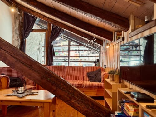 La Tana dell'Orso,splendida struttura Agrituristica appena rinnovata nel centro storico di Forni di Sopra ha degli splendidi terrazzi dove è consentito fumare. Gli appartamenti sono tutti dotati di WeFi fibra super veloce , Smart TV satellitare + Netflix. Inoltre la struttura ha tre parcheggi e consente l' accesso agli animali :Free Parking e Pet frendly. Inoltre in struttura troverete chi su richiesta ofre il servizio di accompagnatore per splendide escursioni in una natura incontaminata ricca di sorprese e potrete visitare i posti più belli e nascosti del comprensorio di Forni di Sopra. www.giacomelli-house.com