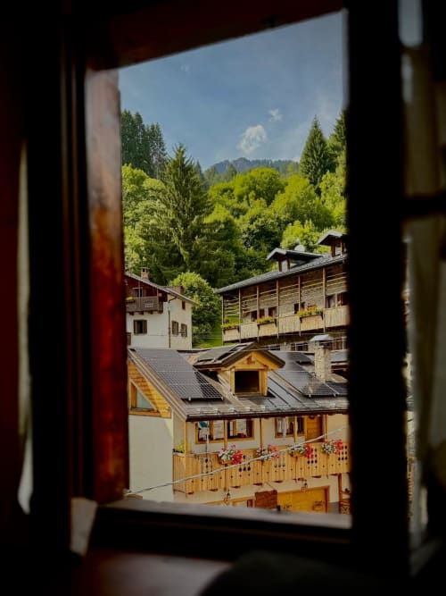 La Tana dell'Orso,splendida struttura Agrituristica appena rinnovata nel centro storico di Forni di Sopra ha degli splendidi terrazzi dove è consentito fumare. Gli appartamenti sono tutti dotati di WeFi fibra super veloce , Smart TV satellitare + Netflix. Inoltre la struttura ha tre parcheggi e consente l' accesso agli animali :Free Parking e Pet frendly. Inoltre in struttura troverete chi su richiesta ofre il servizio di accompagnatore per splendide escursioni in una natura incontaminata ricca di sorprese e potrete visitare i posti più belli e nascosti del comprensorio di Forni di Sopra. www.giacomelli-house.com