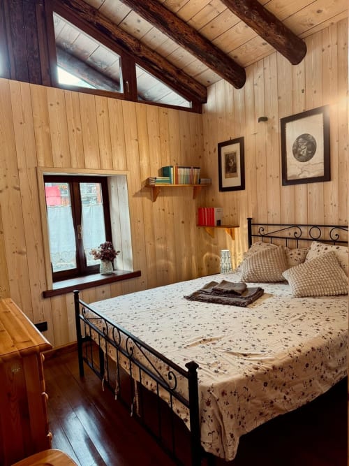 La Tana dell'Orso,splendida struttura Agrituristica appena rinnovata nel centro storico di Forni di Sopra ha degli splendidi terrazzi dove è consentito fumare. Gli appartamenti sono tutti dotati di WeFi fibra super veloce , Smart TV satellitare + Netflix. Inoltre la struttura ha tre parcheggi e consente l' accesso agli animali :Free Parking e Pet frendly. Inoltre in struttura troverete chi su richiesta ofre il servizio di accompagnatore per splendide escursioni in una natura incontaminata ricca di sorprese e potrete visitare i posti più belli e nascosti del comprensorio di Forni di Sopra. www.giacomelli-house.com