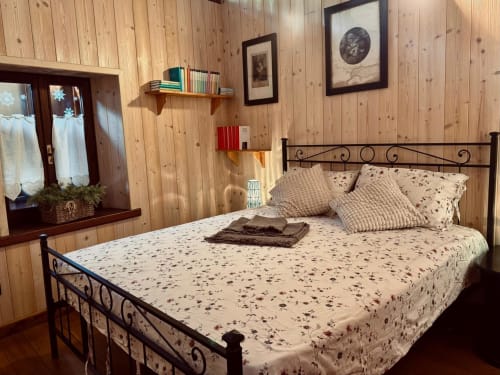 La Tana dell'Orso,splendida struttura Agrituristica appena rinnovata nel centro storico di Forni di Sopra ha degli splendidi terrazzi dove è consentito fumare. Gli appartamenti sono tutti dotati di WeFi fibra super veloce , Smart TV satellitare + Netflix. Inoltre la struttura ha tre parcheggi e consente l' accesso agli animali :Free Parking e Pet frendly. Inoltre in struttura troverete chi su richiesta ofre il servizio di accompagnatore per splendide escursioni in una natura incontaminata ricca di sorprese e potrete visitare i posti più belli e nascosti del comprensorio di Forni di Sopra. www.giacomelli-house.com