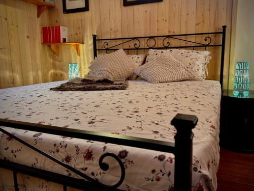 La Tana dell'Orso,splendida struttura Agrituristica appena rinnovata nel centro storico di Forni di Sopra ha degli splendidi terrazzi dove è consentito fumare. Gli appartamenti sono tutti dotati di WeFi fibra super veloce , Smart TV satellitare + Netflix. Inoltre la struttura ha tre parcheggi e consente l' accesso agli animali :Free Parking e Pet frendly. Inoltre in struttura troverete chi su richiesta ofre il servizio di accompagnatore per splendide escursioni in una natura incontaminata ricca di sorprese e potrete visitare i posti più belli e nascosti del comprensorio di Forni di Sopra. www.giacomelli-house.com