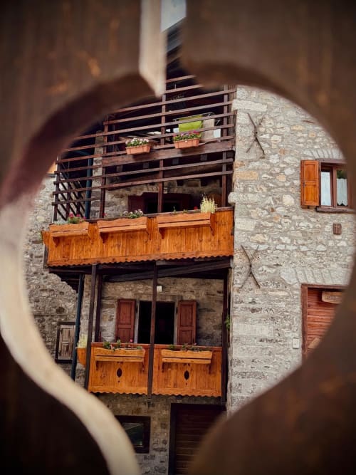 La Tana dell'Orso,splendida struttura Agrituristica appena rinnovata nel centro storico di Forni di Sopra ha degli splendidi terrazzi dove è consentito fumare.  Gli appartamenti sono tutti dotati di WeFi fibra super veloce , Smart TV satellitare + Netflix. Inoltre la struttura ha tre parcheggi e consente l' accesso agli animali :Free Parking e Pet frendly. www.giacomelli-house.com