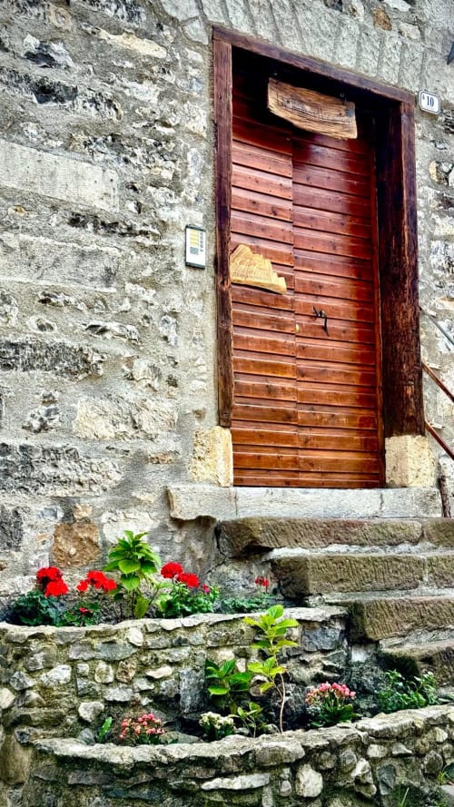 La Tana dell'Orso,splendida struttura Agrituristica appena rinnovata nel centro storico di Forni di Sopra vi aspetta per un esperienza unica nel cuore delle Dolomiti Friulane. www.giacomelli-house.com