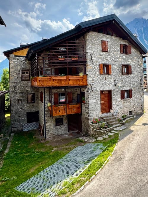 La Tana dell'Orso,splendida struttura Agrituristica appena rinnovata nel centro storico di Forni di Sopra. WeFi fibra super veloce , Smart TV satellitare + Netflix. Free Parking e Pet frendly. www.giacomelli-house.com