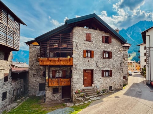 La Tana dell'Orso,splendida struttura Agrituristica appena rinnovata nel centro storico di Forni di Sopra ha degli splendidi terrazzi dove è consentito fumare. Gli appartamenti sono tutti dotati di WeFi fibra super veloce , Smart TV satellitare + Netflix. Inoltre la struttura ha tre parcheggi e consente l' accesso agli animali :Free Parking e Pet frendly. www.giacomelli-house.com