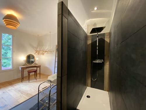 Modern spa bathroom at Baccara Lodge in Arengosse featuring walk-in shower, vanity mirror, and designer ceiling light.