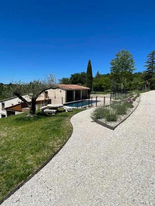 Maison de piscine Vila Cabanes 46 avec allée en gravier, olivier et cyprès à Le Montat