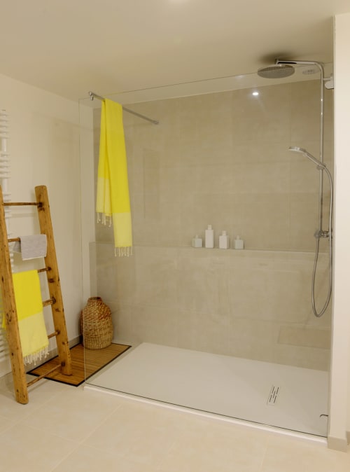 "Douche 160x90 Suite Nuage au Domaine de l’Ocrerie"
