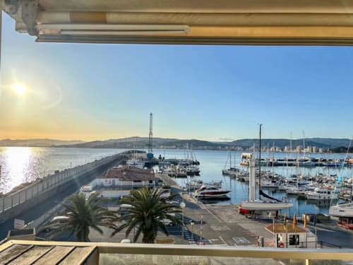 Vue du port de Palafrugell avec voiliers, promenade côtière et littoral méditerranéen à Finques Garcia Enrich