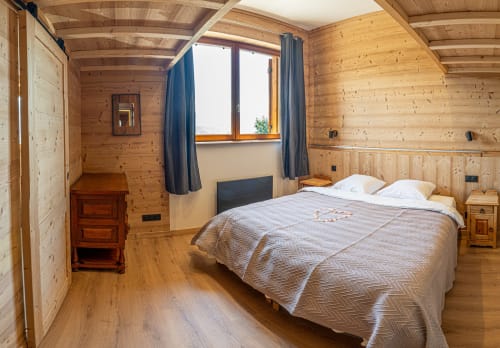 Tincave Bozel , Chalet Ecole des Cimes , chambre chaleureuse mur en bois ambiance chalet montagne. 