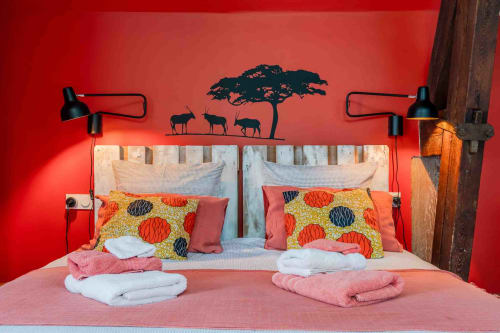 décoration africaine serviette mouelleuse lit confortable couette  chaude entrée privative accès spa privatif bien être espace de travail déplacement professionnel essonne evry france