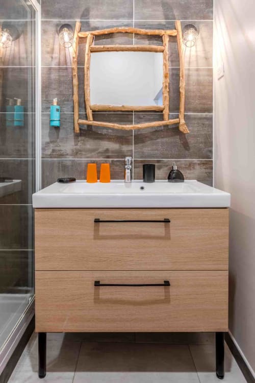 Salle de bain moderne avec miroir bois, maison d’hôtes à Evry, France, Essonne, design élégant, propreté, confort, détente.