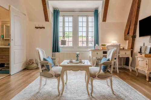 Espace salon lumineux avec fauteuils élégants, chambre raffinée maison d’hôtes à Evry, France, Essonne, charme, confort, accueil, détente