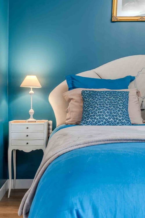 Chambre bleue élégante avec lit confortable, ambiance apaisante maison d’hôtes à Evry, France, Essonne, charme, douceur, accueil raffiné.