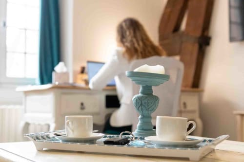 Plateau thé tisane café élégant, femme travaillant sur bureau, chambre maison d’hôtes à Evry, Essonne, France, ambiance chaleureuse