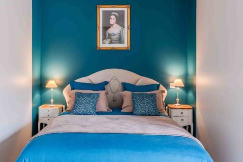 Chambre double élégante bleu profond, lit confortable, ambiance raffinée maison d’hôtes à Evry, France, Essonne, charme, détente, accueil chaleureux