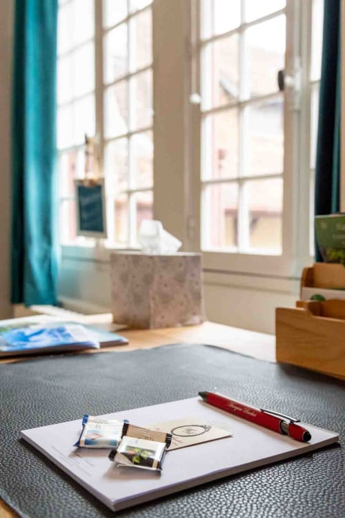 Bureau lumineux près fenêtre, carnet et stylo élégants, chambre maison d’hôtes à Evry, Essonne, France, ambiance calme, confort, accueil