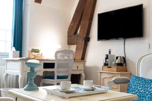 Coin détente avec café thé tisane eau, bureau élégant et télévision, chambre maison d’hôtes à Evry, Essonne, France, confort, charme, ambiance chaleureuse