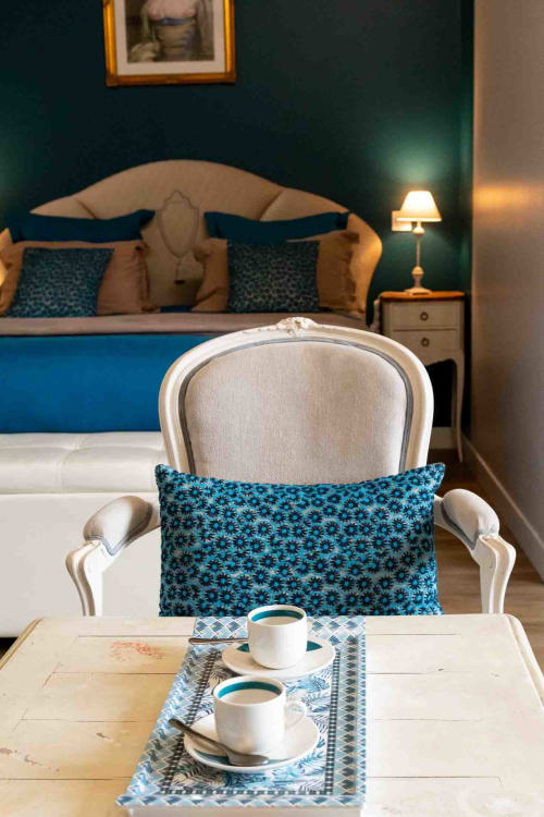 Coin détente élégant avec fauteuil et café, chambre raffinée maison d’hôtes à Evry, France, Essone, ambiance chaleureuse, confort, charme, sérénité