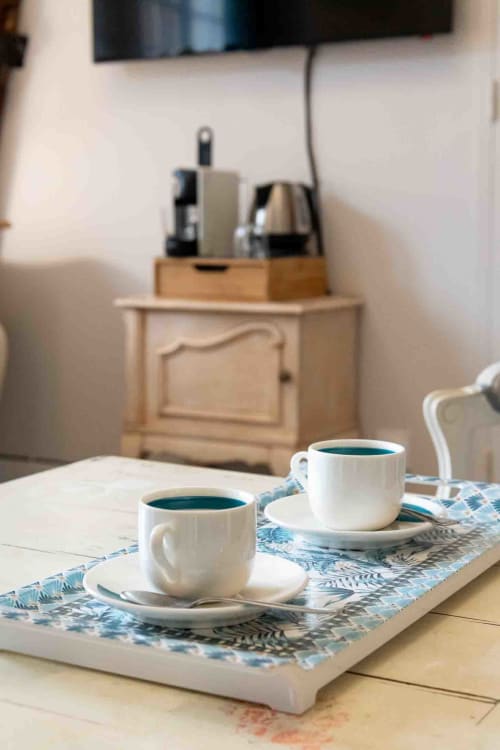 Plateau café avec deux tasses élégantes, coin détente chambre maison d’hôtes à Evry, Essonne, France, confort, charme, ambiance chaleureuse