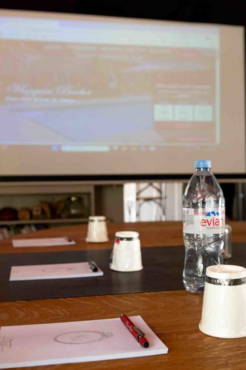Salle de réunion équipée avec projection et eau, espace professionnel maison d’hôtes à Evry, Essonne, France, confort, travail, accueil, séminaire au vert, sérénité.