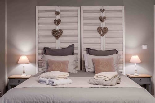Chambre douce avec lit double et lit simple, décoration cœur, maison d’hôtes à Evry, Essonne, France, charme, confort, ambiance chaleureuse