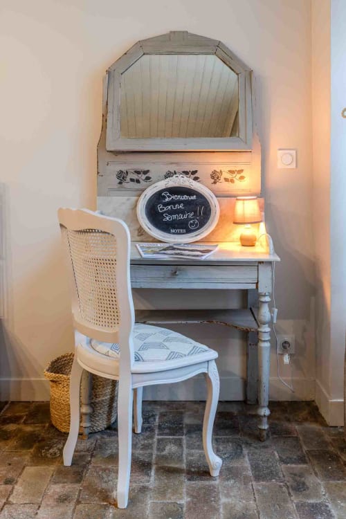 Bureau vintage avec miroir et message d’accueil, chambre maison d’hôtes à Evry, Essonne, France, charme, confort, ambiance chaleureuse