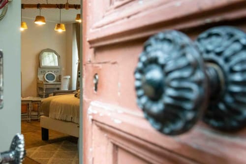 Poignée de porte ouvrant sur chambre chaleureuse, maison d’hôtes à Evry, Essonne, France, charme authentique, confort, ambiance accueillante