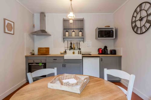appartement meublé, Cuisine équipée moderne avec table conviviale, maison d’hôtes à Evry, Essonne, France, charme, confort, fonctionnalité, ambiance chaleureuse