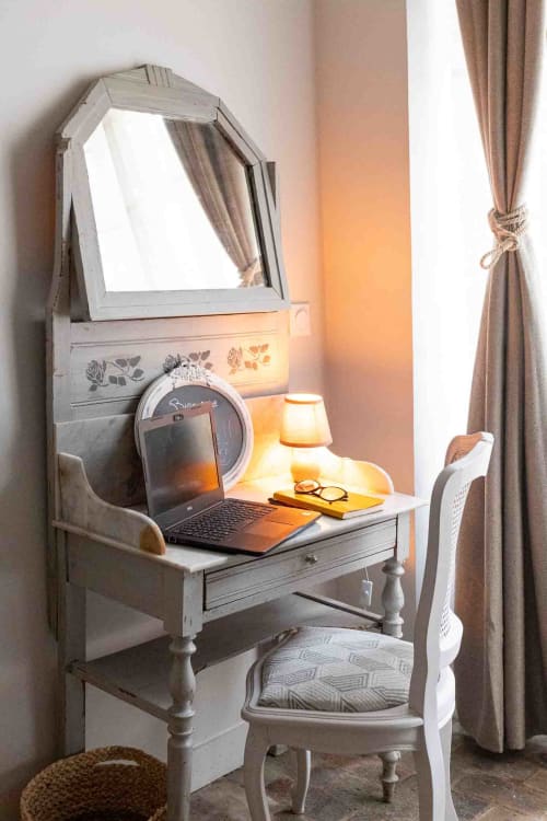Coin bureau élégant avec ordinateur et lampe, chambre maison d’hôtes à Evry, Essonne, France, charme, confort, ambiance chaleureuse, cosy, coiffeuse