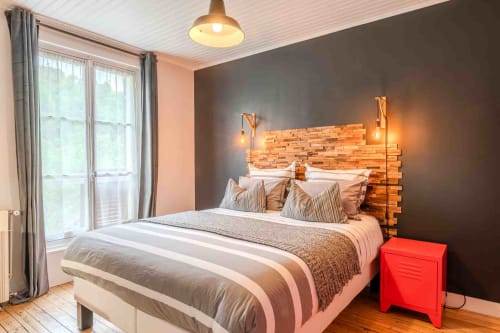Chambre chaleureuse avec tête bois et éclairage doux, maison d’hôtes à Evry, Essonne, France, confort, charme, détente, séjour paisible