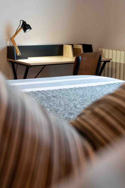Coin bureau fonctionnel près lit confortable, chambre maison d’hôtes à Evry, Essonne, France, calme, confort, ambiance chaleureuse, travail