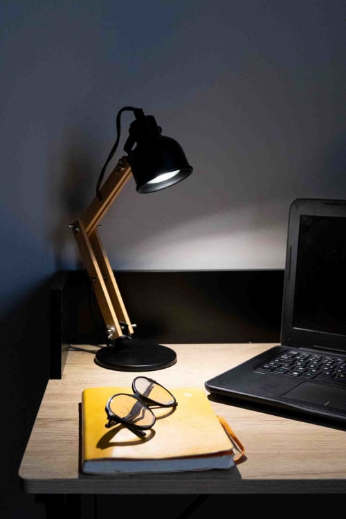 Coin bureau cosy avec lampe et carnet, chambre maison d’hôtes à Evry, Essonne, France, inspiration, calme, confort, ambiance chaleureuse