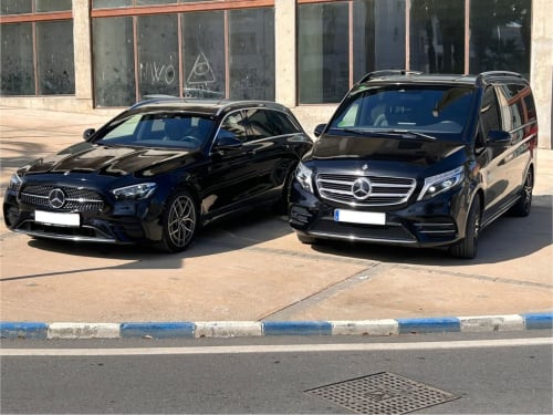 Dos vehículos Mercedes negros estacionados en el Hostal Juan Carlos de Carboneras, España