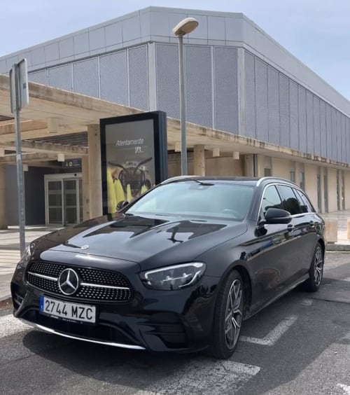 Furgoneta negra Mercedes-Benz estacionada frente al Hostal Juan Carlos en Carboneras, España