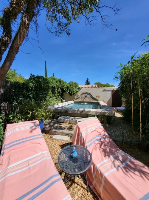 Piscine baignée de soleil au gîte Le Cabanon du Clos à L'Isle-sur-la-Sorgue avec transats et aménagement paysager méditerranéen